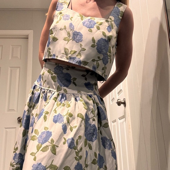 Chic Floral Blue and White Skirt Set - Picture 4 of 4